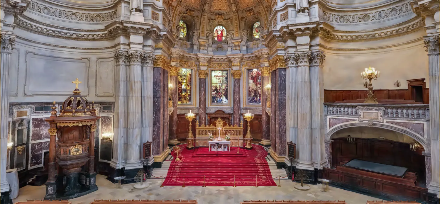 Interior & altar · Gaussian Splatting